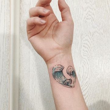Malý symbol na boční straně zápěstí